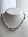 COLLAR PLATEADO CON ESLABÓN DE CRISTALES