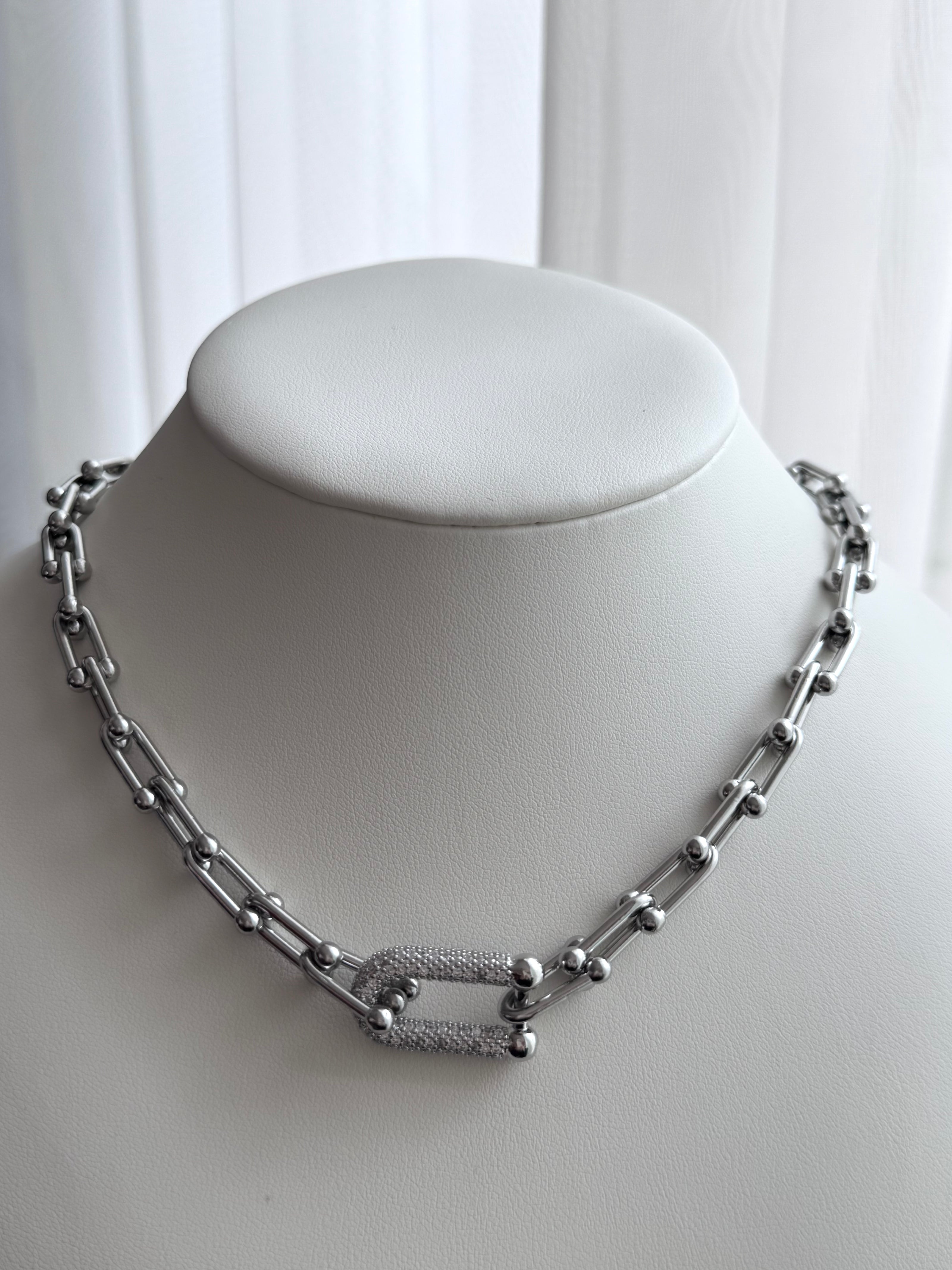 COLLAR PLATEADO CON ESLABÓN DE CRISTALES
