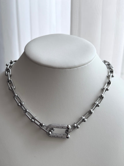 COLLAR PLATEADO CON ESLABÓN DE CRISTALES