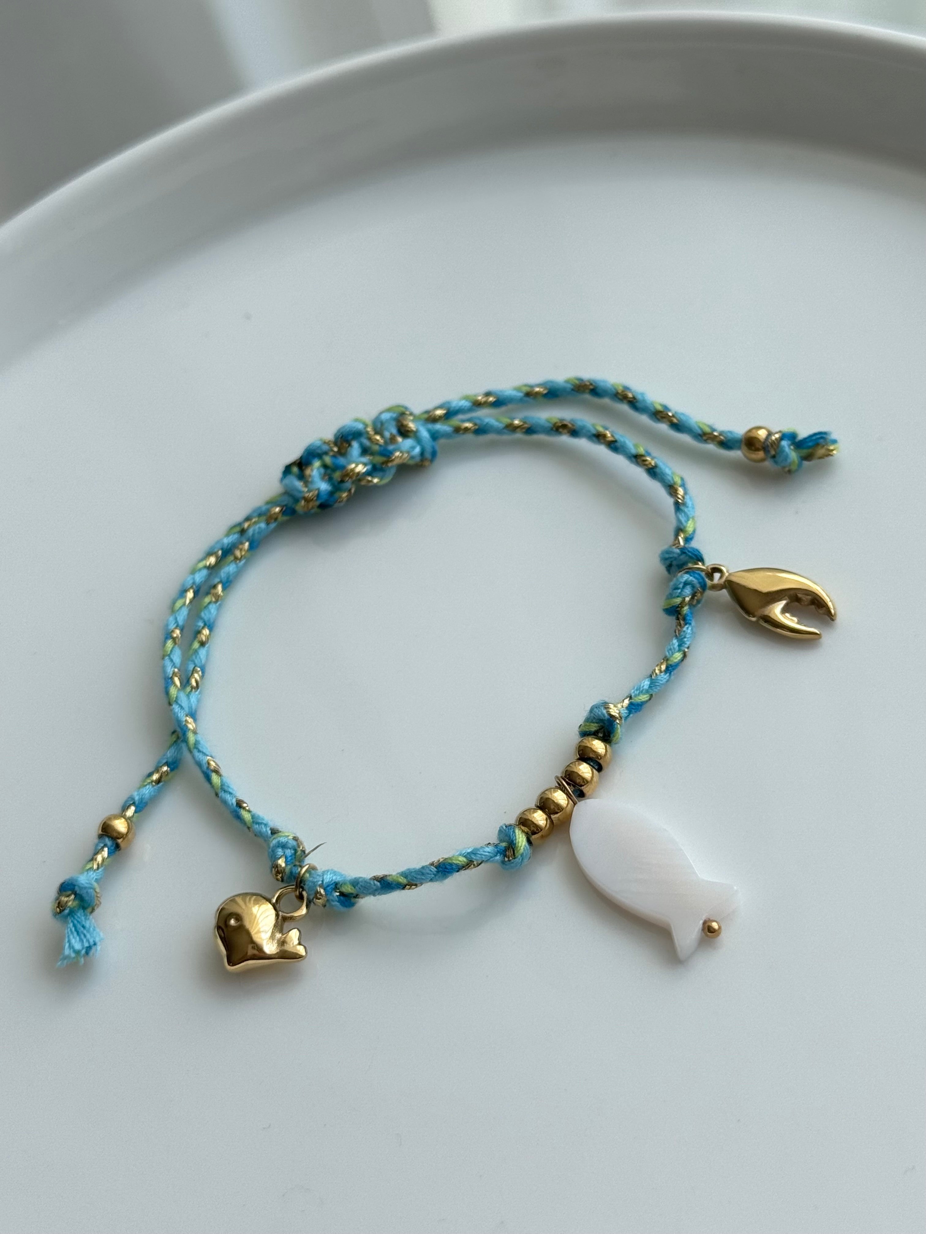 PULSERA HILO AZUL Y DIJES