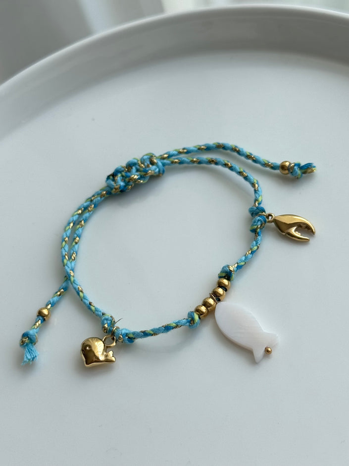 PULSERA HILO AZUL Y DIJES