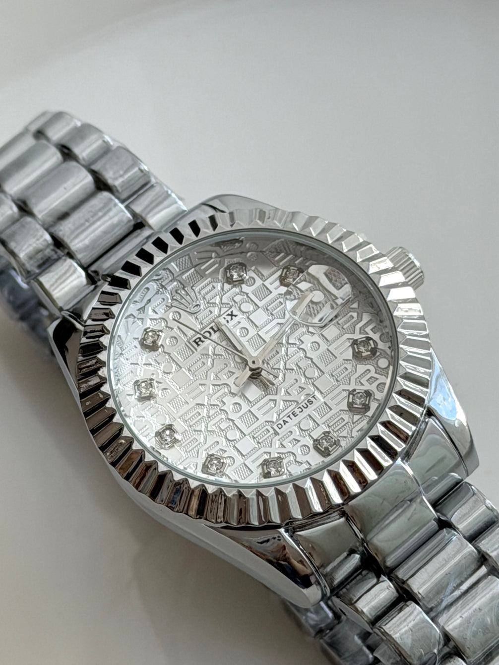 RELOJ CLÁSICO CON CRISTALES