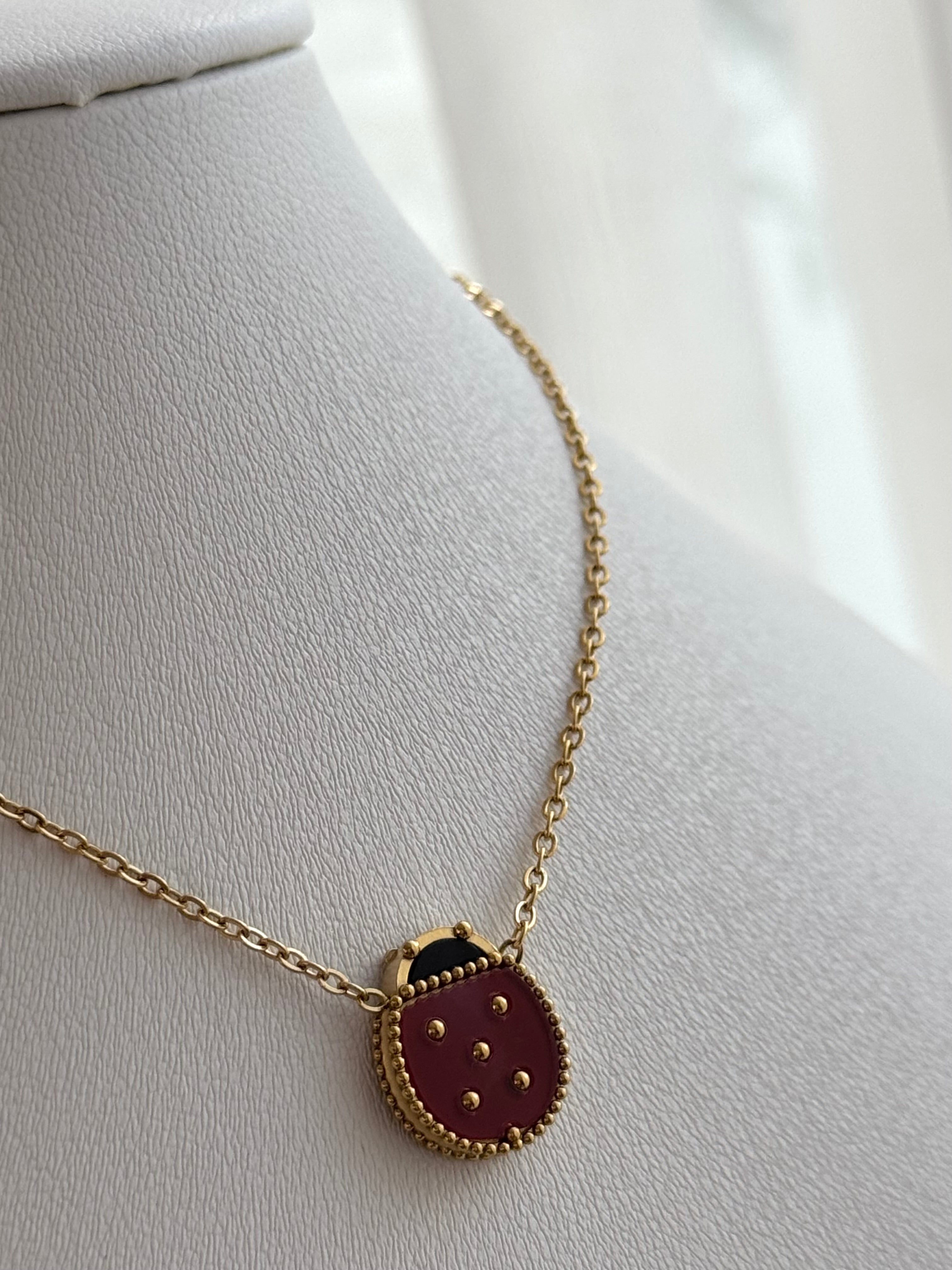 COLLAR MARIQUITA ALAS CERRADAS ROJO