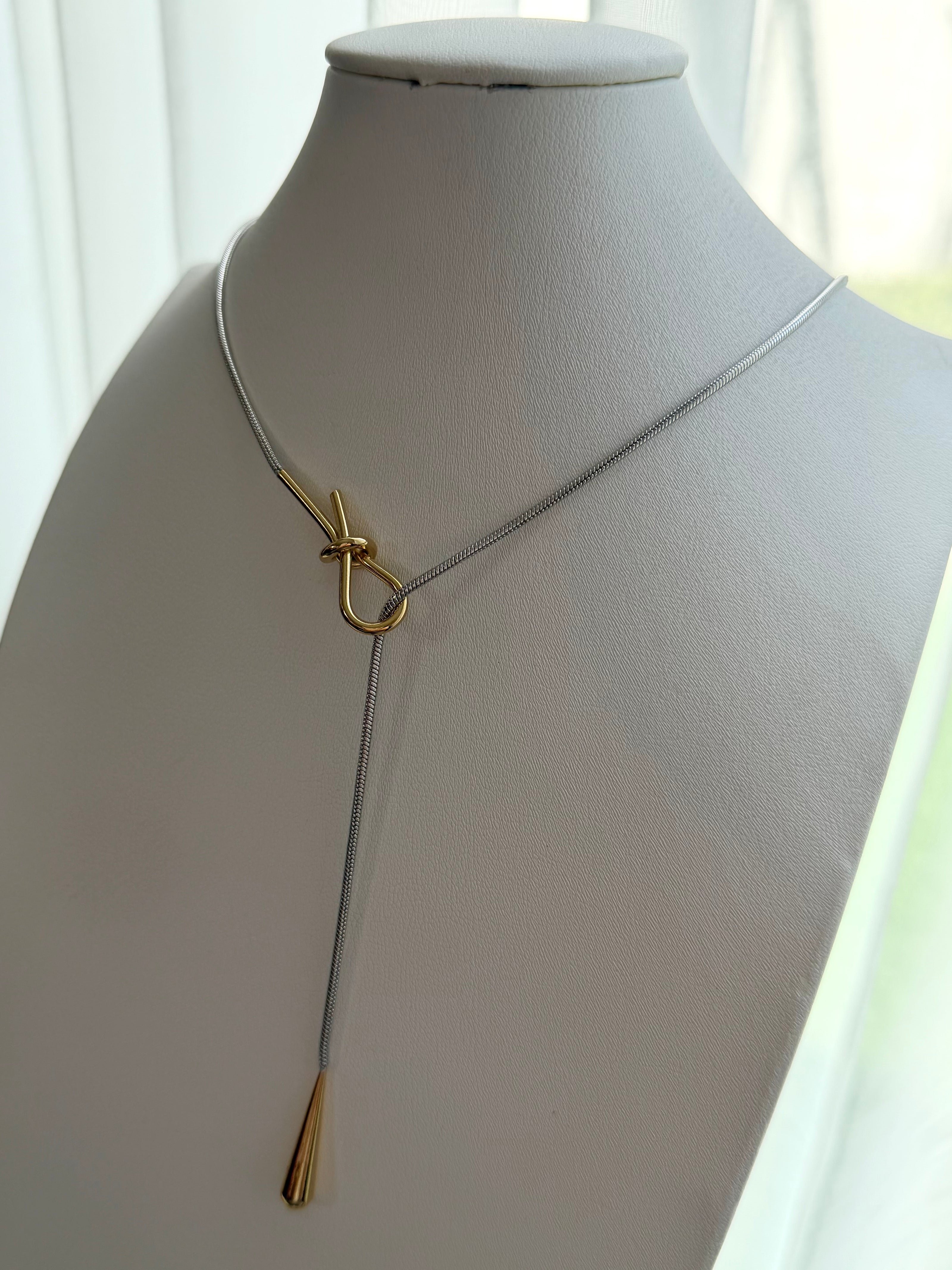 COLLAR CORBATERO NUDO Y GOTA