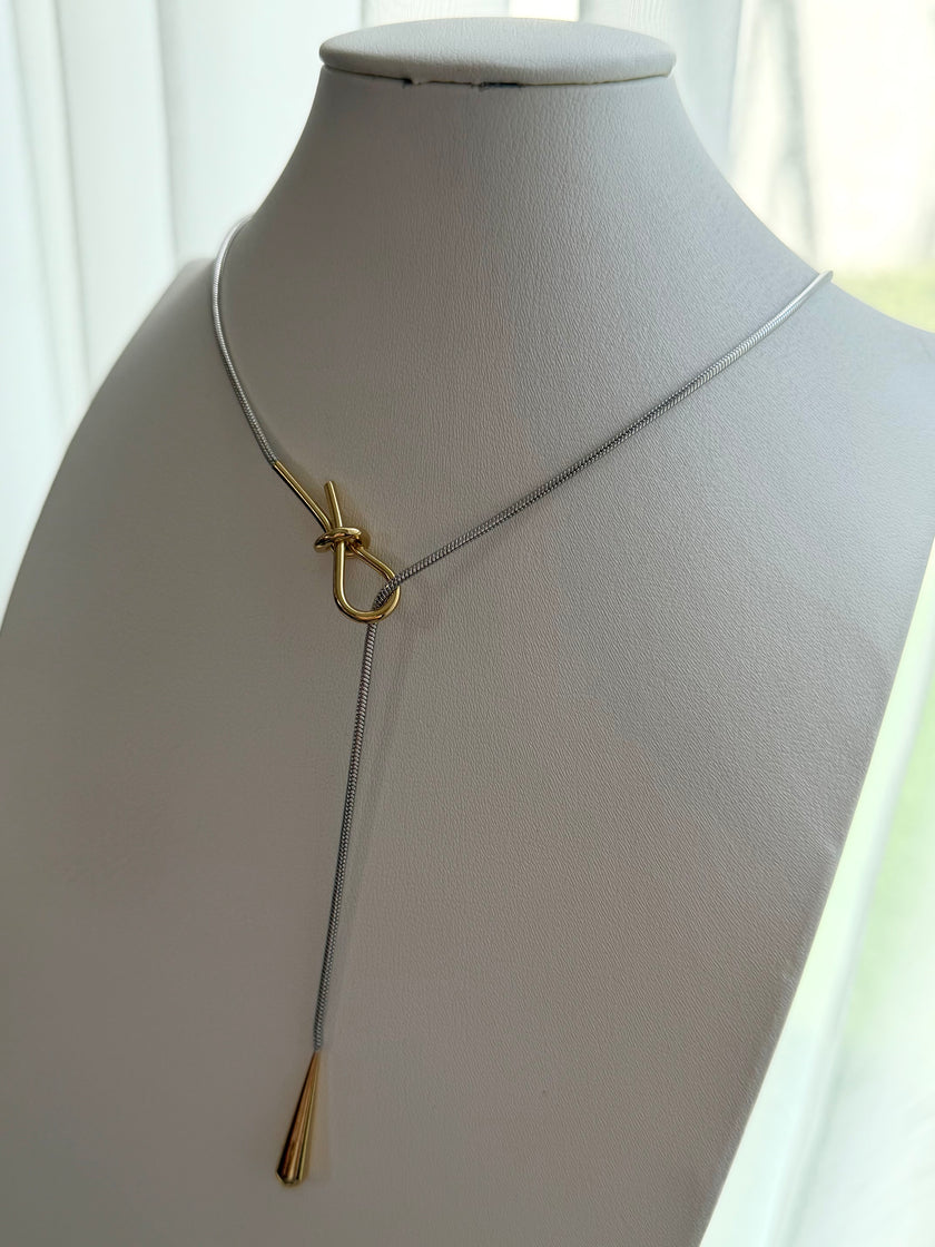 COLLAR CORBATERO NUDO Y GOTA