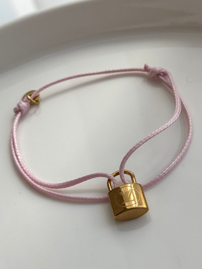 PULSERA HILO CANDADO LV ROSA
