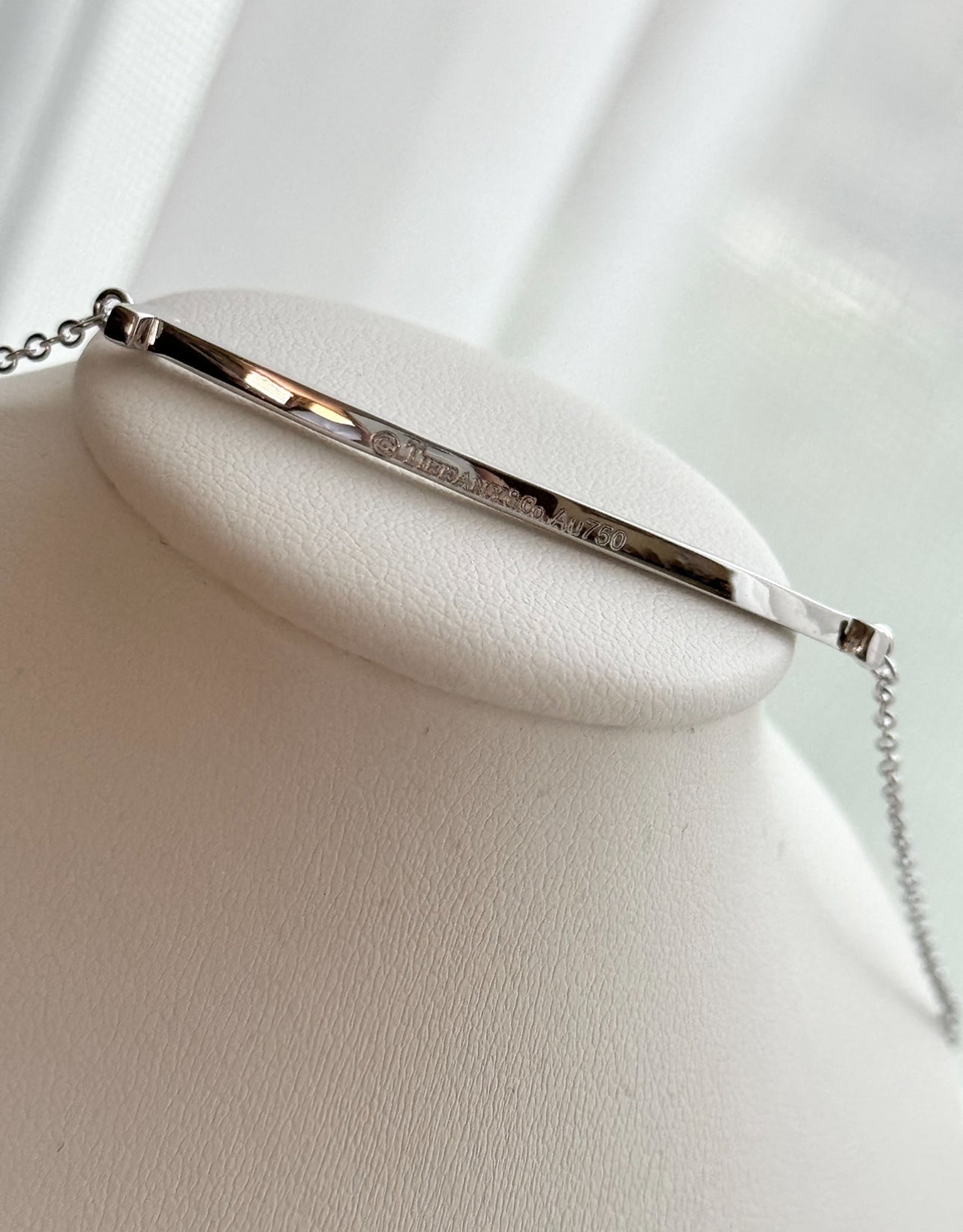 COLLAR T LISO CON GRABADO